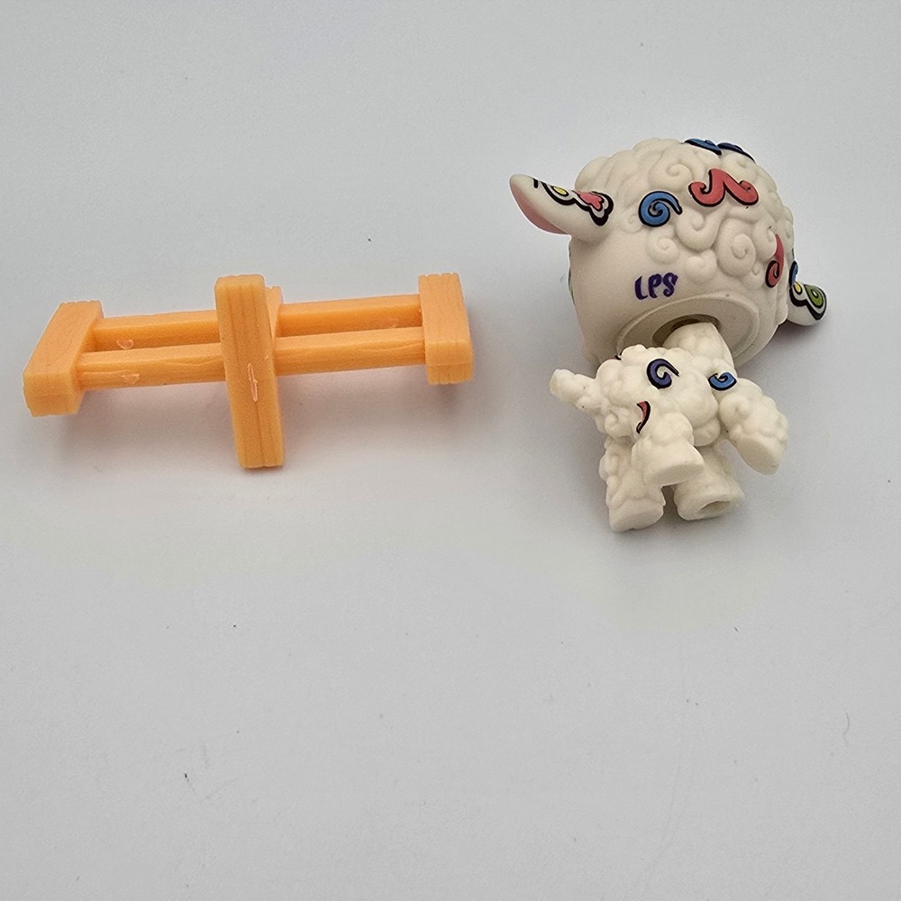 Hasbro Littlest Pet Shop 1068 Post Card Pet Lamb Sheep Orange Fence G2 LPS 2009 - Picture 7 of 7